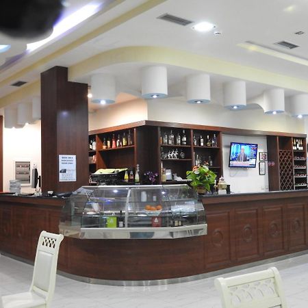 Hotel 3 Vellezerit Драч Екстериор снимка