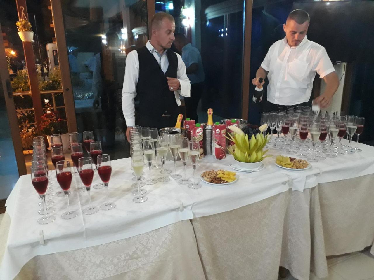 Hotel 3 Vellezerit Драч Екстериор снимка