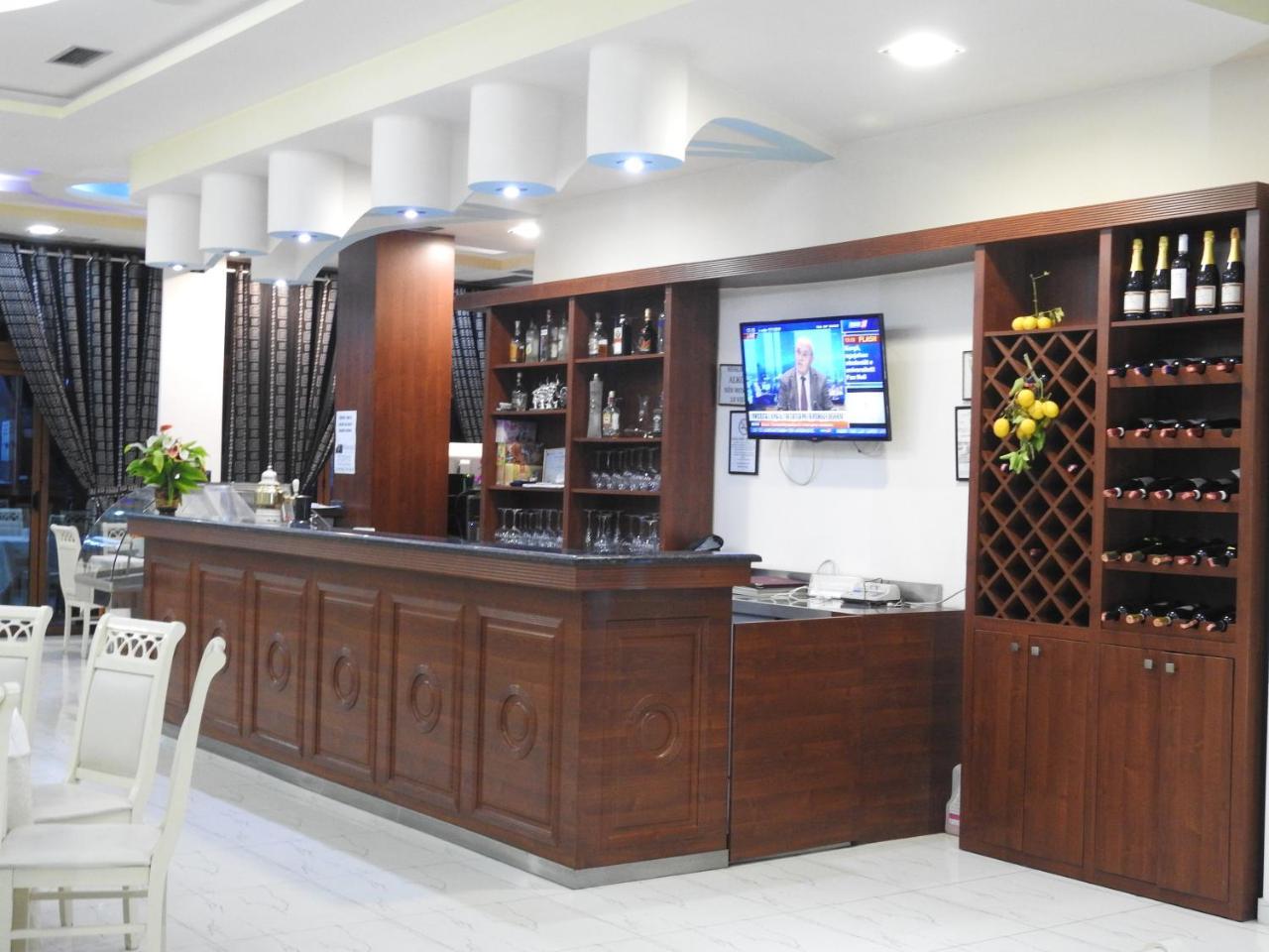 Hotel 3 Vellezerit Драч Екстериор снимка