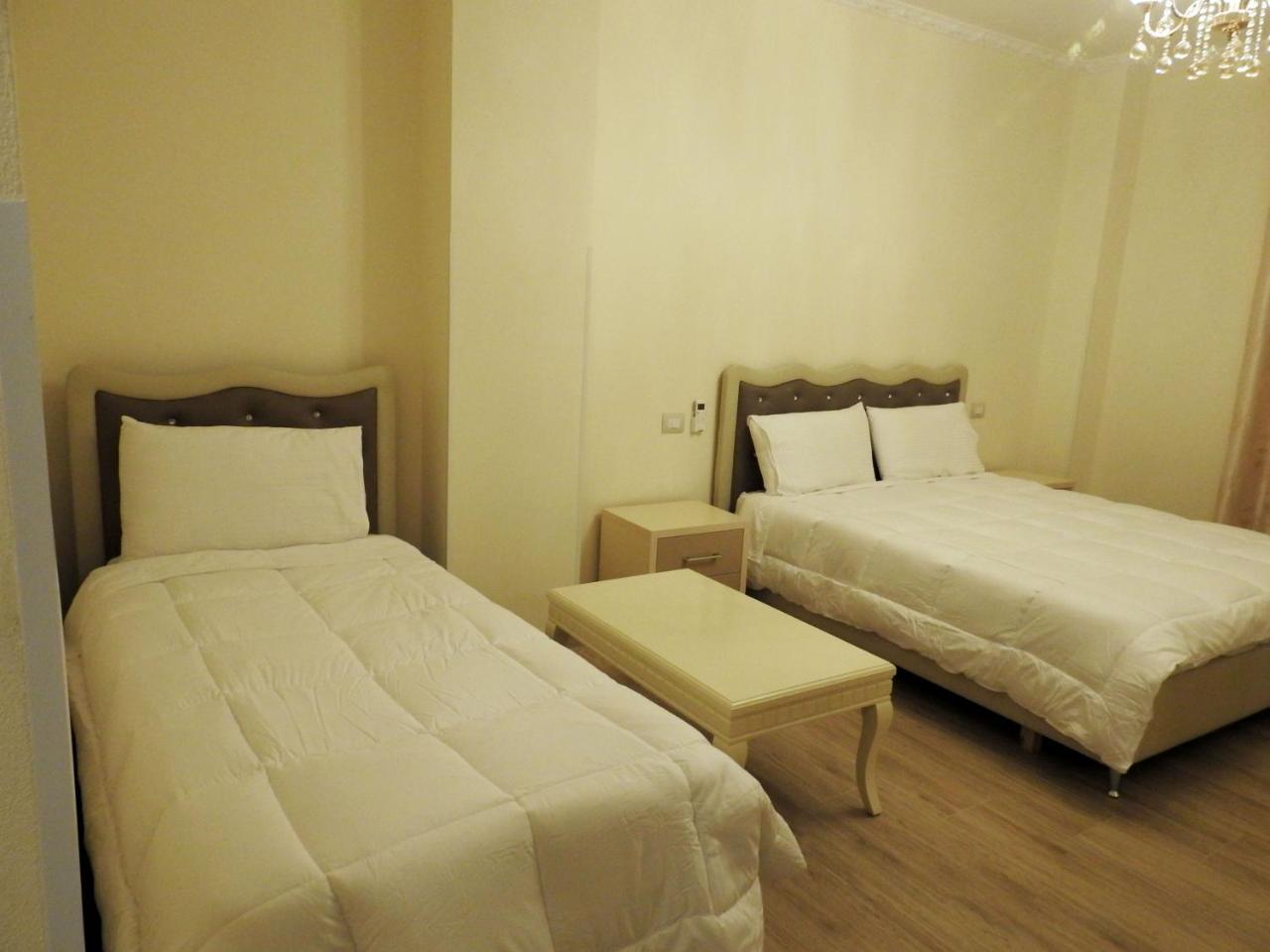 Hotel 3 Vellezerit Драч Екстериор снимка