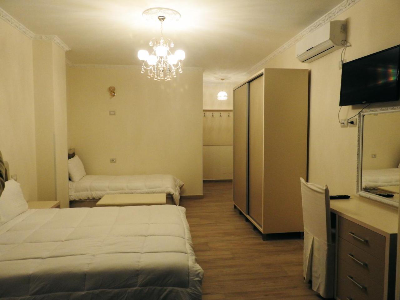 Hotel 3 Vellezerit Драч Екстериор снимка