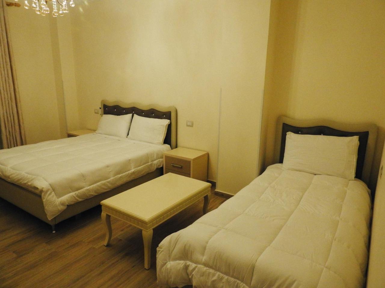 Hotel 3 Vellezerit Драч Екстериор снимка